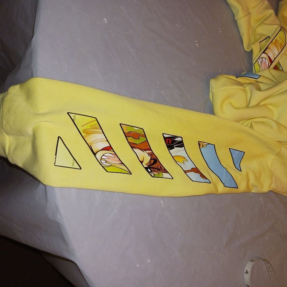 Daffy and Taz womens yellow pullover long sleeve graphic sweatshirt size… - Picture 4 of 7
